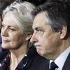 Ông Francois Fillon (phải) và bà Penelope Fillon (trái) tại một cuộc vận động tranh cử ở Paris ngày 29/1. (Nguồn: EPA/TTXVN)