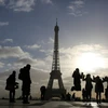 Khách du lịch tại khu vực tháp Eiffel ở thủ đô Paris, Pháp ngày 5/1. (Nguồn: AFP/TTXVN)