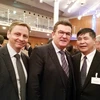 Đại sứ Việt Nam tại Đức Đoàn Xuân Hưng (ngoài cùng bên phải) trao đổi với Quốc vụ khanh Bộ Kinh tế bang Bayern và Giám đốc AHK Việt Nam. (Ảnh: Phạm Văn Thắng/Vietnam+)
