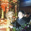  Đại diện lãnh đạo tỉnh Hải Dương thực hiện nghi thức xoay tòa Cửu Phẩm Liên Hoa chùa Côn Sơn trong Lễ an vị tượng. (Ảnh: Mạnh Minh/TTXVN)