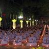 Sân chùa Côn Sơn lung linh hoa đăng trong Lễ Liên Hoa Hội Thượng. (Ảnh: Mạnh Minh/TTXVN)