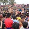 Cảnh hàng ngàn thanh niên trai tráng lao vào nhau để tranh giành quả phết vẫn diễn ra trước sự bất lực của ban tổ chức. (Ảnh: Minh Sơn/Vietnam+)