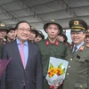 Ủy viên Bộ Chính trị, Bí thư Thành ủy Hà Nội Hoàng Trung Hải với các tân binh tại lễ giao nhận quân quận Ba Đình, Hà Nội. (Ảnh: Minh Huệ/TTXVN)