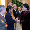 Chủ tịch Quốc hội Nguyễn Thị Kim Ngân tặng quà các đại biểu. (Ảnh: Trọng Đức/TTXVN)