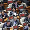 Nghị sỹ của các đảng đối lập Hàn Quốc tại phiên họp Quốc hội ngày 8/12. (Nguồn: AP/TTXVN)
