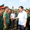 Bí thư Thành ủy Đinh La Thăng thăm hỏi động viên tân binh tại Trường Quân sự Thành phố Hồ Chí Minh. (Ảnh: Thanh Vũ/TTXVN)