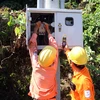 Kiểm tra thông số kỹ thuật điện áp trên đảo Lại Sơn, Kiên Giang. (Ảnh: Lê Huy Hải/TTXVN)