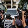 Phóng viên vây quanh Đại sứ quán Triều Tiên ở Malaysia. (Nguồn: EPA)