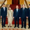 Thủ tướng Nguyễn Xuân Phúc chụp ảnh chung với ông Gayn Acharya (thứ hai từ trái sang) và các đại biểu. (Ảnh: Thống Nhất/TTXVN)