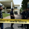 Cảnh sát Hoàng gia Malaysia giám sát lối vào chính của Đại sứ quán Triều Tiên ở Kuala Lumpur để ngăn công dân Triều Tiên rời khỏi nước này ngày 7/3. (Nguồn: AFP/TTXVN)
