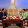 Đô trưởng thủ đô Vientiane, ông Sinlavong Khoutphaythoun, tiếp thân mật đoàn đại biểu thành phố Hà Nội. (Ảnh: Phạm Kiên/Vietnam+)