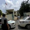 Cảnh sát Malaysia phong tỏa lối vào Đại sứ quán Triều Tiên ở Kuala Lumpur để cấm các phương tiện rời khỏi khu vực này. (Nguồn: EPA/TTXVN) 