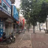Người dân trên phố Hồ Tùng Mậu chấp hành để xe theo vạch kẻ sơn, tạo thông thoáng cho vỉa hè. (Ảnh: Nguyễn Thắng/TTXVN)