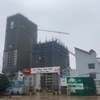 Hiện công trình tòa nhà vi phạm đã vượt tầng 17. (Ảnh: Nguyễn Thắng/Vietnam+)
