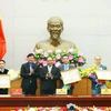 Thủ tướng Nguyễn Xuân Phúc tặng Bằng khen của Thủ tướng Chính phủ cho các gương mặt trẻ tiêu biểu năm 2016. (Ảnh: Thống Nhất/TTXVN)