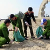 Lễ phát động thu hút đông đảo cán bộ, các đoàn viên thanh niên tham gia dọn rác tại bãi biển Xuân Thành. (Ảnh: Công Tường/TTXVN)
