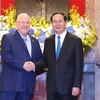Chủ tịch nước Trần Đại Quang và Tổng thống Reuven Ruvi Rivlin tại lễ đón. (Ảnh: Nhan Sáng/TTXVN)