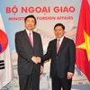 Phó Thủ tướng, Bộ trưởng Ngoại giao Phạm Bình Minh đón và hội đàm với Bộ trưởng Ngoại giao Hàn Quốc Yun Byung Se. (Ảnh: Nguyễn Khang/TTXVN)