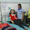 Công nhân nghi bị ngộ độc được cấp cứu tại bệnh viện. (Ảnh: Huyền Trang/Vietnam+)