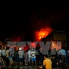 Đám cháy ở Cần Thơ bất ngờ bùng phát dữ dội trở lại vào đêm 23/3. (Nguồn: TTXVN)