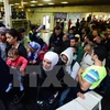 Người di cư chờ đợi các chuyến tàu để tới Áo và Đức tại nhà ga Eastern Keleti ở Budapest, Hungary ngày 12/9/2015. (Nguồn: AFP/TTXVN)