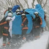 Nhân viên cứu hộ chuyển một nạn nhân một nạn nhân may mắn sống sót sau vụ lở tuyết. (Nguồn: AFP/TTXVN)