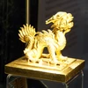 Trưng bày Ấn triện vàng của Hoàng đế Minh Mạng tại triển lãm. (Ảnh: Phạm Văn Thắng/TTXVN)