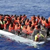 Tàu của lực lượng cứu hộ giải cứu người di cư ngoài khơi bờ biển Libya. (Ảnh: EPA/TTXVN)