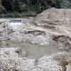 Khai thác cát để lại các hố sâu nham nhở dọc bờ sông khu vực thôn Bản Pẻn, xã Dương Quang, thành phố Bắc Kạn. (Ảnh: Đức Hiếu/TTXVN)