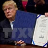 Tổng thống Mỹ Donald Trum ký sắc lệnh bãi bỏ các quy định về biến đổi khí hậu của chính quyền người tiền nhiệm Barack Obama. (Nguồn: EPA/TTXVN)