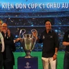 Cúp UEFA Champions League cùng các danh thủ tại Thành phố Hồ Chí Minh. (Ảnh: Xuân Dự/TTXVN)