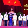 Chủ tịch Quốc hội Nguyễn Thị Kim Ngân trao Huy hiệu 50 năm tuổi Đảng cho các Đảng viên của Thành phố Cần Thơ. (Ảnh: Trọng Đức/TTXVN)
