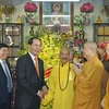 Chủ tịch nước Trần Đại Quang đến thăm, chúc mừng Đại lão Hòa thượng Thích Phổ Tuệ nhân dịp Đại lễ Phật đản. (Ảnh: Nhan Sáng/TTXVN)