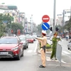 Lực lượng cảnh sát giao thông làm nhiệm vụ phân luồng giao thông trên tuyến đường Kim Mã, Hà Nội. (Ảnh: Quang Quyết/TTXVN)