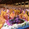 Thực hiện nghi lễ tắm Phật tại Đại lễ. (Ảnh: Ninh Đức Phương/TTXVN)