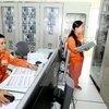 Công nhân Tổng Công ty Điện lực thành phố Hà Nội (EVN Hanoi) trực vận hành cấp điện. (Ảnh: Ngọc Hà/TTXVN)