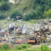 Hoạt động xay đá sau khi nổ mìn tại các mỏ đá xung quanh núi Bà Đen. (Ảnh: Thanh Tân/TTXVN)