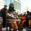 Bức tượng được cho là tượng trưng cho các nạn nhân bị ép buộc phục vụ tình dục cho binh sỹ Nhật Bản thời chiến mới được dựng bên ngoài tòa Lãnh sự Nhật Bản tại thành phố Busan. (Nguồn: Reuters) 