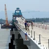 Công trường xây dựng cầu Tân Vũ-Lạch Huyện. (Ảnh: Huy Hùng/TTXVN)