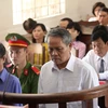 Bị cáo Trần Cảnh Lạc và Nguyễn Thị Phúc tại phiên tòa. (Ảnh: Lê Đức Hoảnh/TTXVN)
