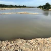 Con đập do doanh nghiệp làm giữa sông Đăk Bla để tích nước, hút cát. (Ảnh: Cao Nguyên/TTXVN)
