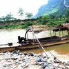 Các tàu, thuyền hút cát trái phép trên sông Lô đoạn qua thị trấn Vĩnh Tuy, huyện Bắc Quang, Hà Giang. (Ảnh: Minh Tâm/TTXVN)