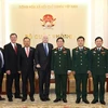 Đại tướng Ngô Xuân Lịch với các đại biểu đoàn Ủy ban Quân lực Thượng viện Hoa Kỳ. 