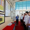 Khách tham quan một triển lãm bản đồ, trưng bày tư liệu về Trường Sa, Hoàng Sa. (Nguồn: TTXVN)