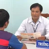 Cán bộ cơ sở điều trị Methadone số 1 của tỉnh Kon Tum tư vấn cho các đối tượng nghiện ma túy trước khi tham gia liệu trình điều trị bằng Methadone. (Ảnh: Quang Thái/TTXVN)