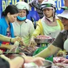 Người dân mua thịt lợn tại các cửa hàng thịt sạch, bình ổn giá. (Ảnh: Lê Xuân/TTXVN) 