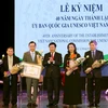 Phó Thủ tướng Phạm Bình Minh trao Bằng khen của Thủ tướng Chính phủ cho Uỷ ban Quốc gia UNESCO Việt Nam. (Ảnh: Nguyễn Dân/TTXVN)