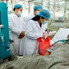 Bộ trưởng Bộ Y tế đến thăm, tặng quà động viên các bệnh nhân được chuyển về điều trị tại Bệnh viện Bạch Mai. (Ảnh: Dương Ngọc/TTXVN)