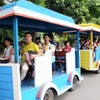 Người dân đi xe điện tham quan Thảo cầm viên, Quận 1, Thành phố Hồ Chí Minh. (Ảnh: An Hiếu/TTXVN)