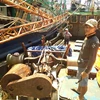 Tàu vỏ thép BĐ 99179 TS của ông Mai Văn Chương ở Bình Định bị hư hỏng nặng, phải neo đậu tại cảng Đề Gi cả tháng nay. (Ảnh: Nguyên Linh/TTXVN)